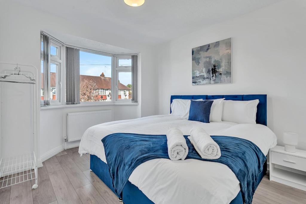 7 Beds, 4 Bedrooms, Parking, Close to Station, Parkside