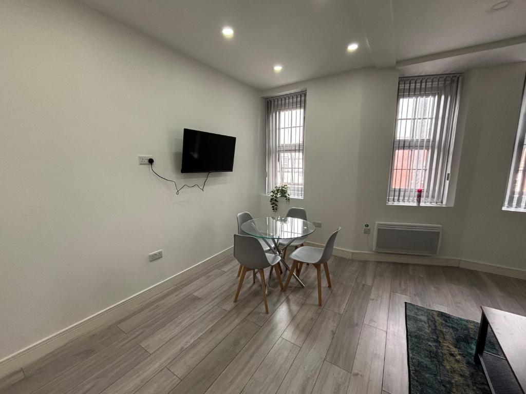 Modern and Spacious Home CITY CENTRE location and FREE parking, Bolton