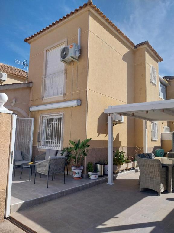 CASA CLARO maison familiale 4 chambres tout confort, jacuzzi privé, piscine commune, quartier résidentiel Los Balcones - 1