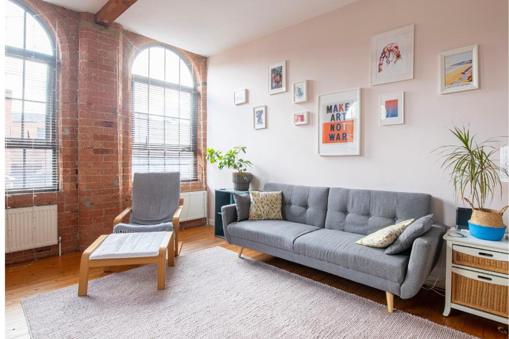 5 mins walk from centre, spacious city apt, open-plan, Nottingham