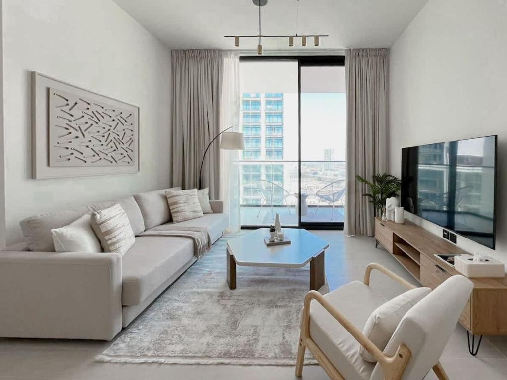 Placid 1BR in Binghatti Lavender with free Parking, Dubaï