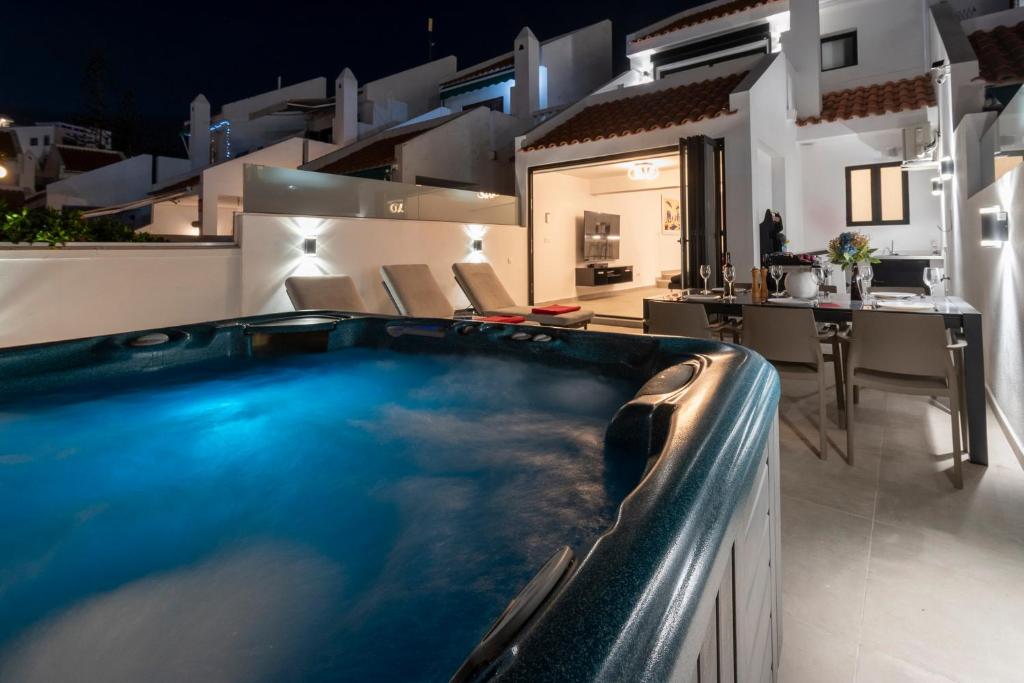 Modern 3 Bedroom Villa with Hot Tub in Costa Adeje - 4