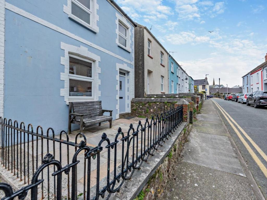 Clareston Cove - a lovely 3 bed cottage with sauna in Tenby town centre, Tenby