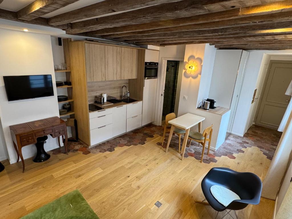 Elevator - Bright 1BR in the heart of hip Paris, Montorgueil - 5