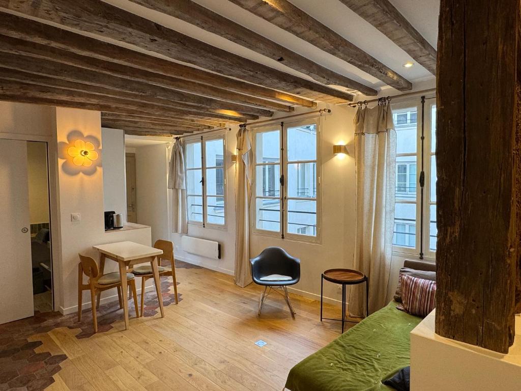 Elevator - Bright 1BR in the heart of hip Paris, Montorgueil - 4