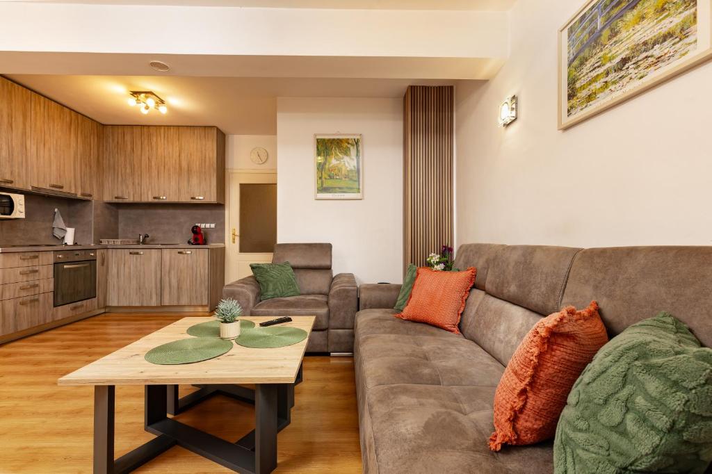 GLORIOUS - 2-Bedroom apartment near Youth Hill by Flat Mаnager, Plovdiv