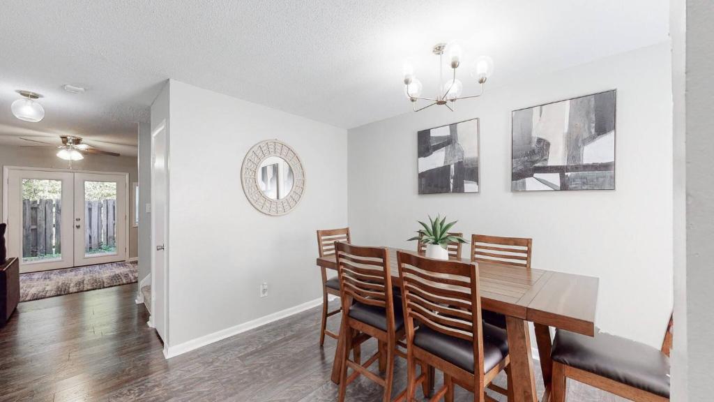 stylish townhome, sleeps 8, pet friendly, Kennelworth