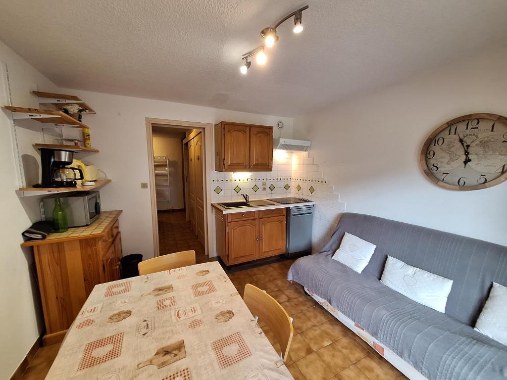 Between lake and mountain, Thollon