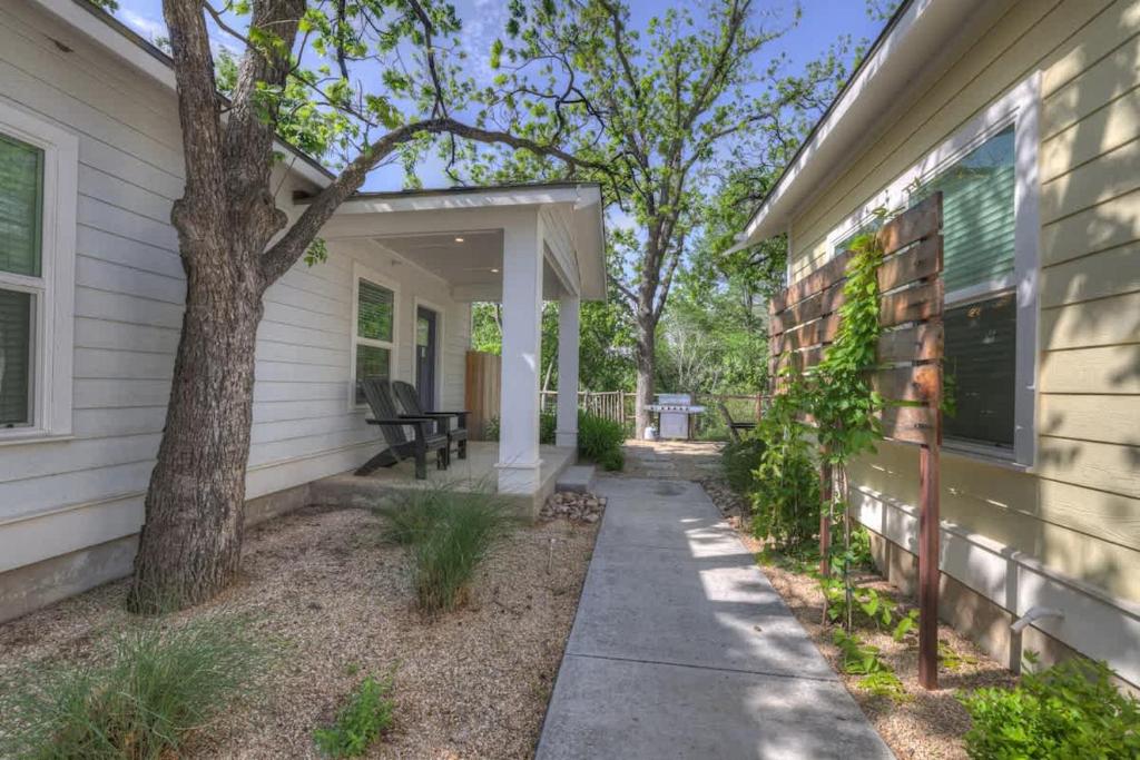 The Grove E with Hot Tub & King Bed - 2 blks to Main, Fredericksburg