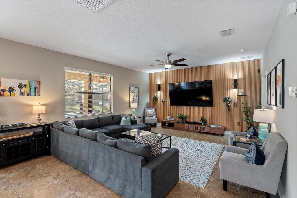 1431 Thunderbird, Davenport