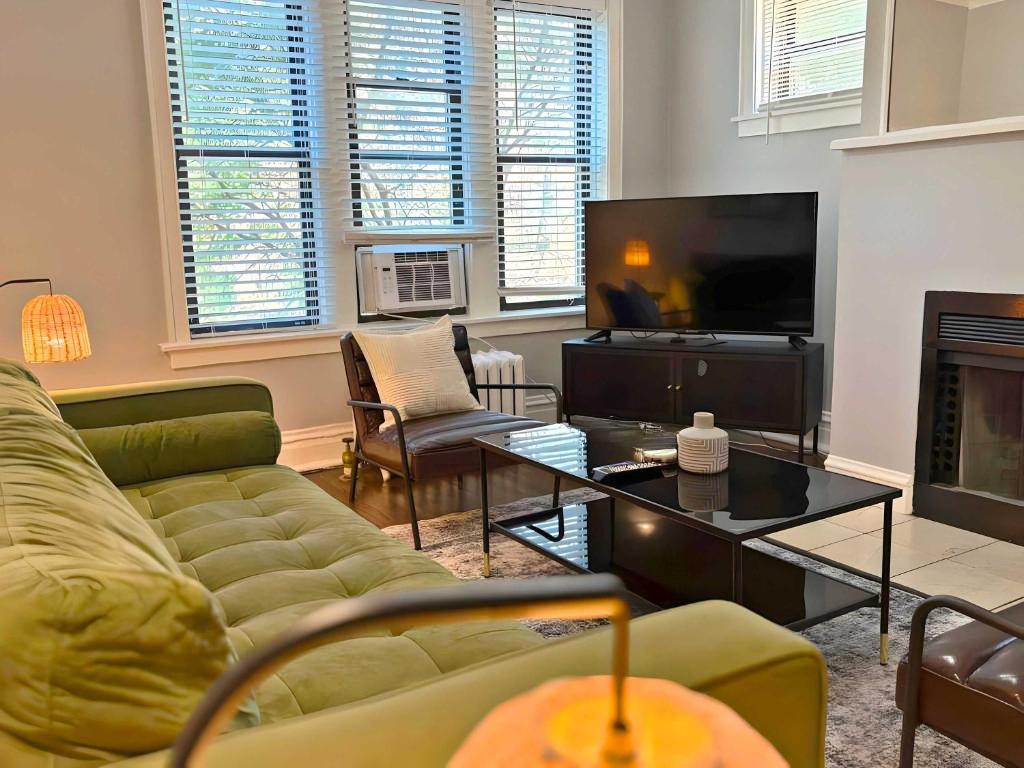 Relaxing Lakeview Escape 2BR Apartment - Roscoe 35-2N, Chicago