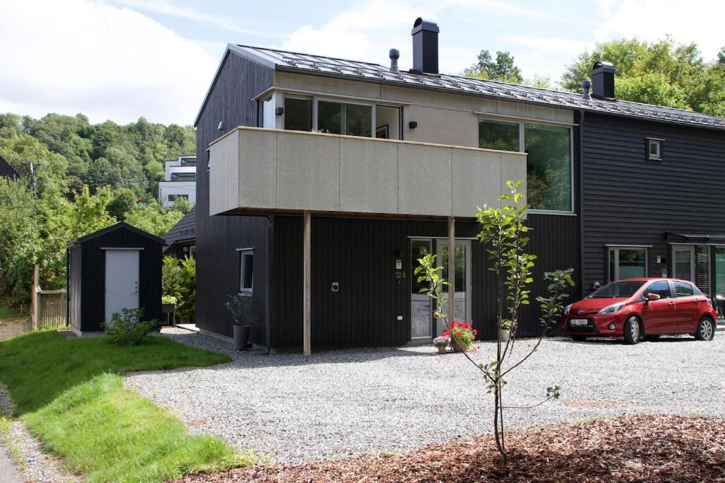 Peaceful, modern home, central with free parking, Bergen