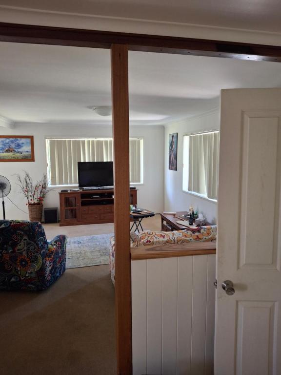 Sandi's Home, Gladstone