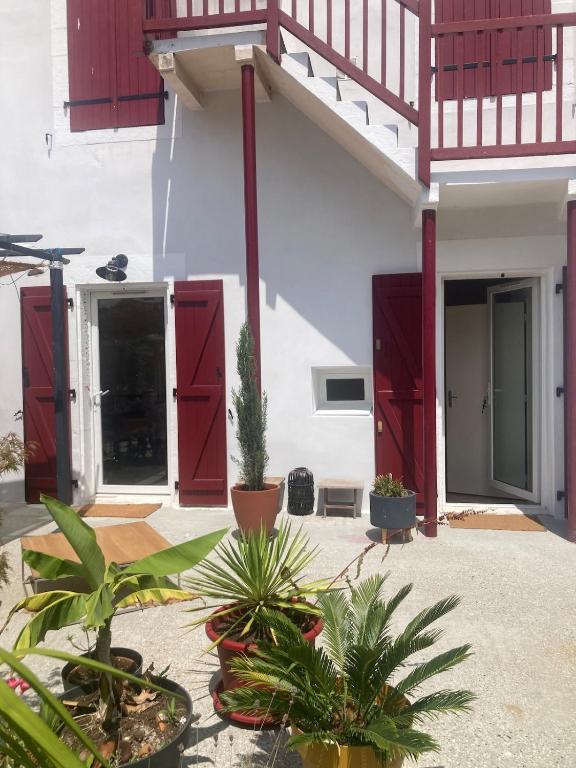 Studio with large private courtyard, Boucau