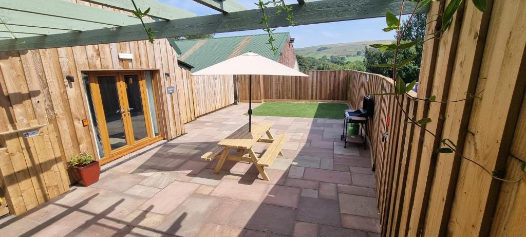 Stylish Lodge in the Peak District sleeps up to 9, Upper Hulme