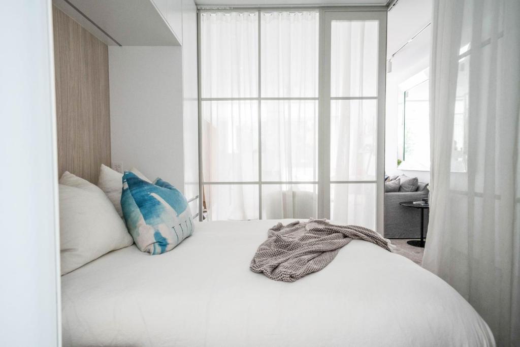 MCPHE38B - Magnifique on McPherson, Sydney