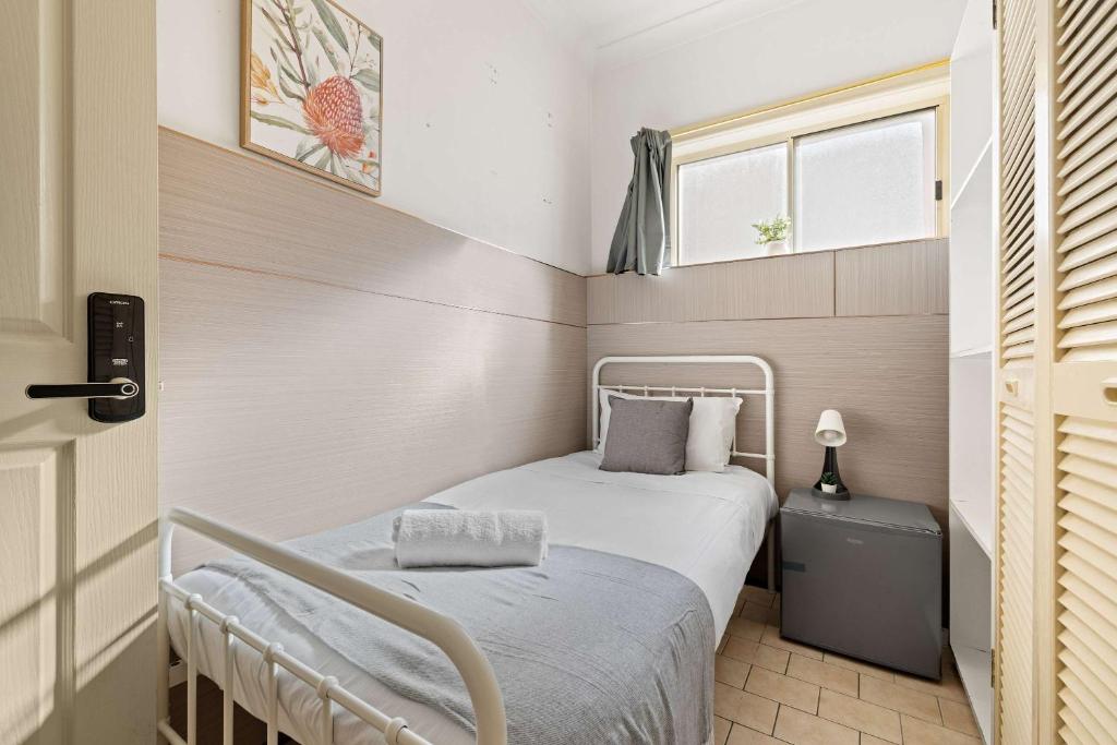 Standard Single Room - Ideally Located at Bexley - Shared Bathroom, Sydney