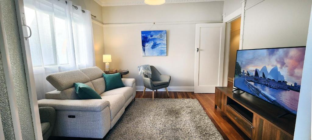Vibrant location, steps to Enmore Road & King Street, Sydney