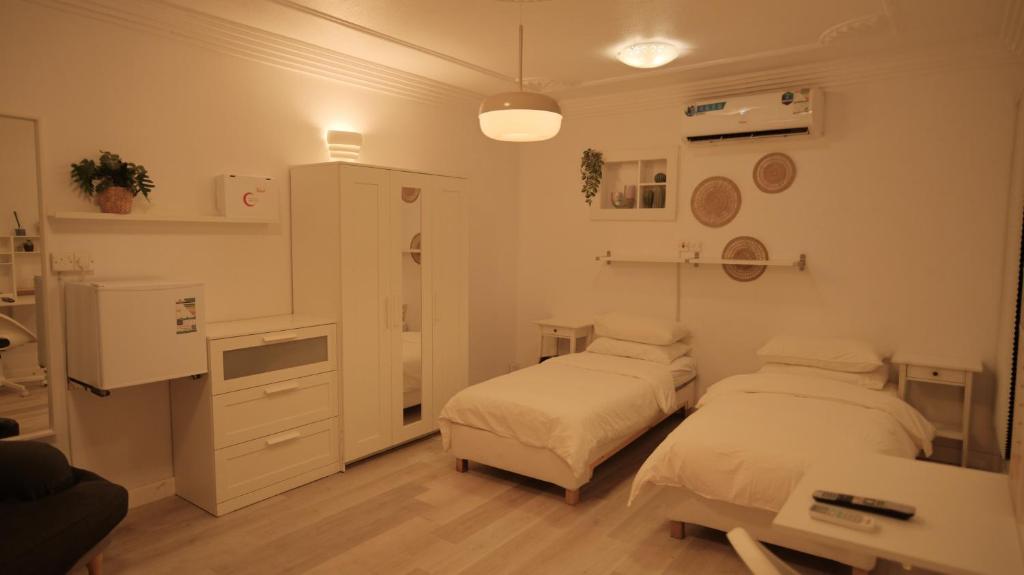 IKEA Style Apartment with office Space & kitchenette, Rijád