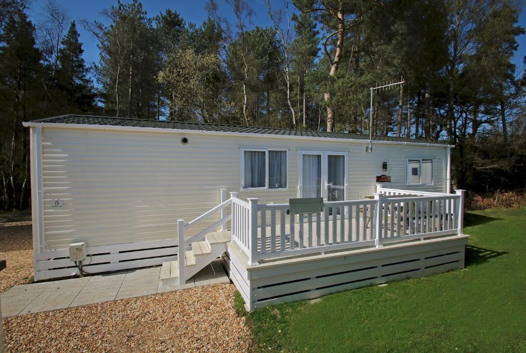 04 - Supreme 2 Caravan with Decking, Milford-on-Sea