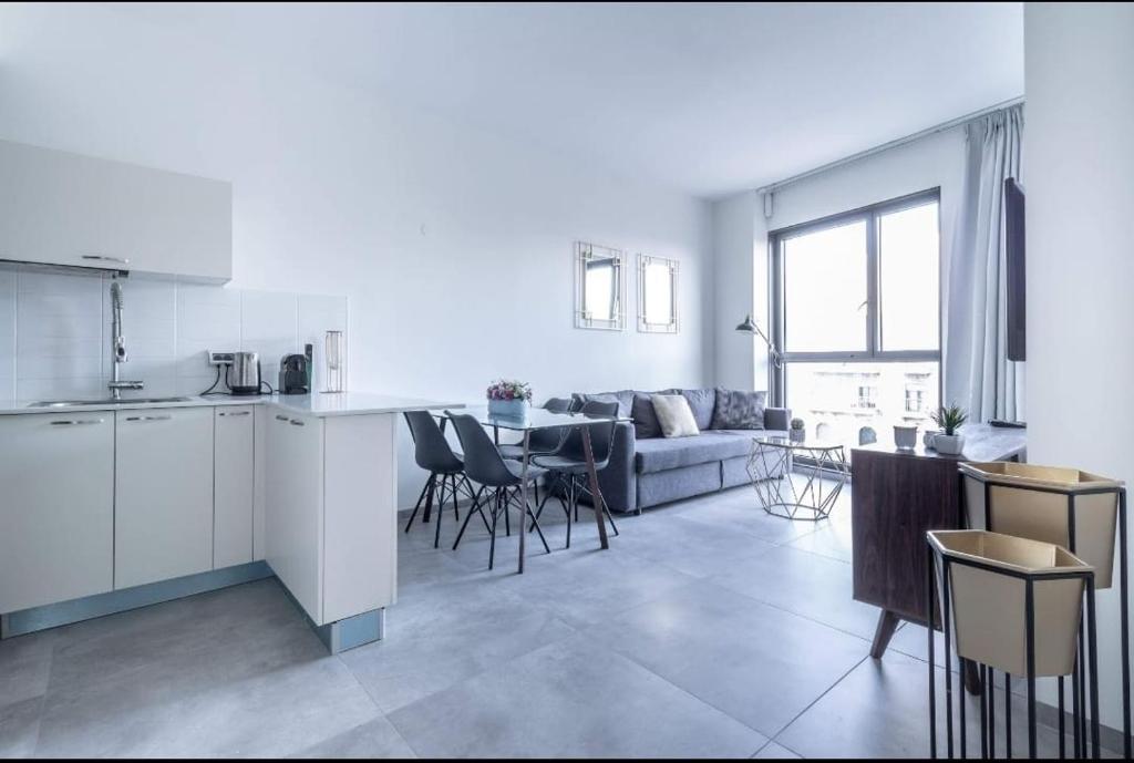 Stylish 2BR Apartment with Parking & Views in Jaffa Street, Jeruzalém