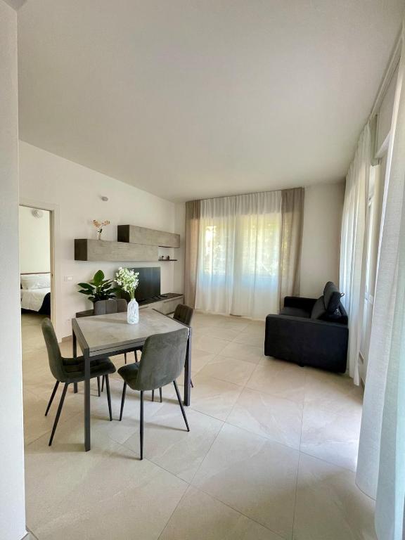 Central Modern Apartment near Lake Como with Elevator and Air Conditioning - 1