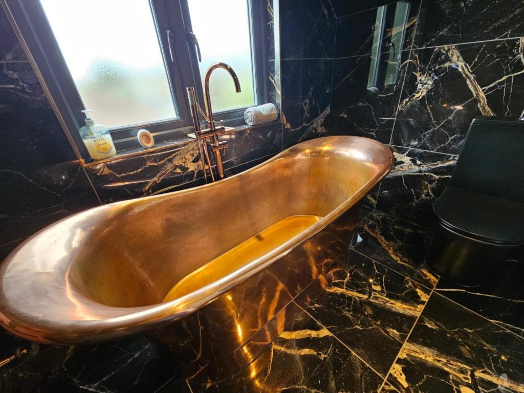 Exceptional 3 Bedroom House with Hot Tub, Warmley