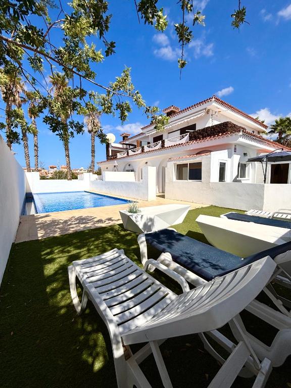 Apartment in villa - RELAXING POOL-FRONT, PRIVATE TERRACE & POOL ACCESS, SOUTH TENERIFE, Arona