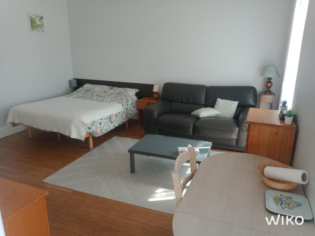Appartement PERRET 105 rue Victor Hugo, lumineux, plein centre, Parking privé, Arrivée autonome, Tout à pied - 2