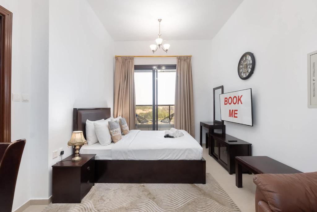 Dubai Sports City sleeps 2 in a Great Location, Dubai