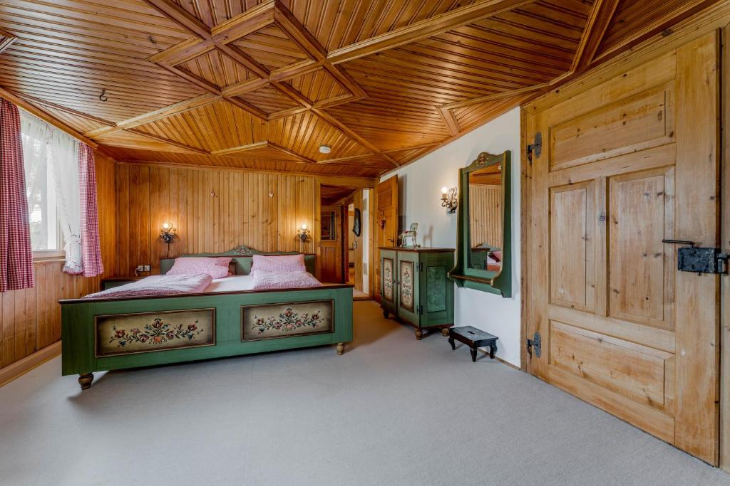 Ferienwohnung Wiesengrün - uriger Hüttenstil - 2