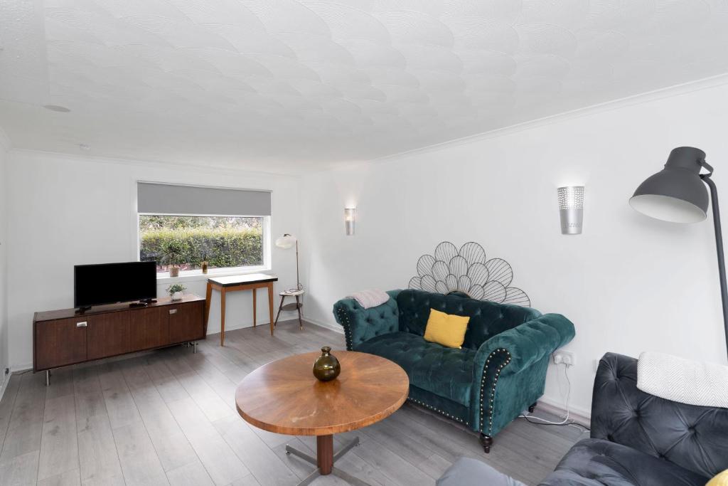 3BR Family House with Free Parking in West Lothian, Whitburn