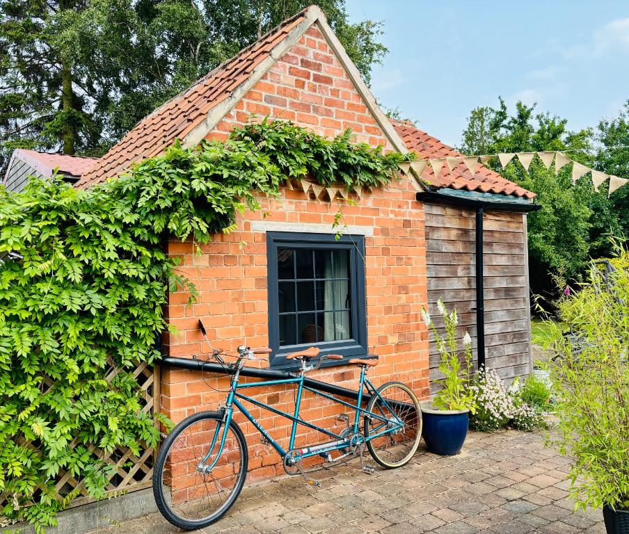 Tiny guesthouse with cozy mezzanine sleeping nook, Swinderby