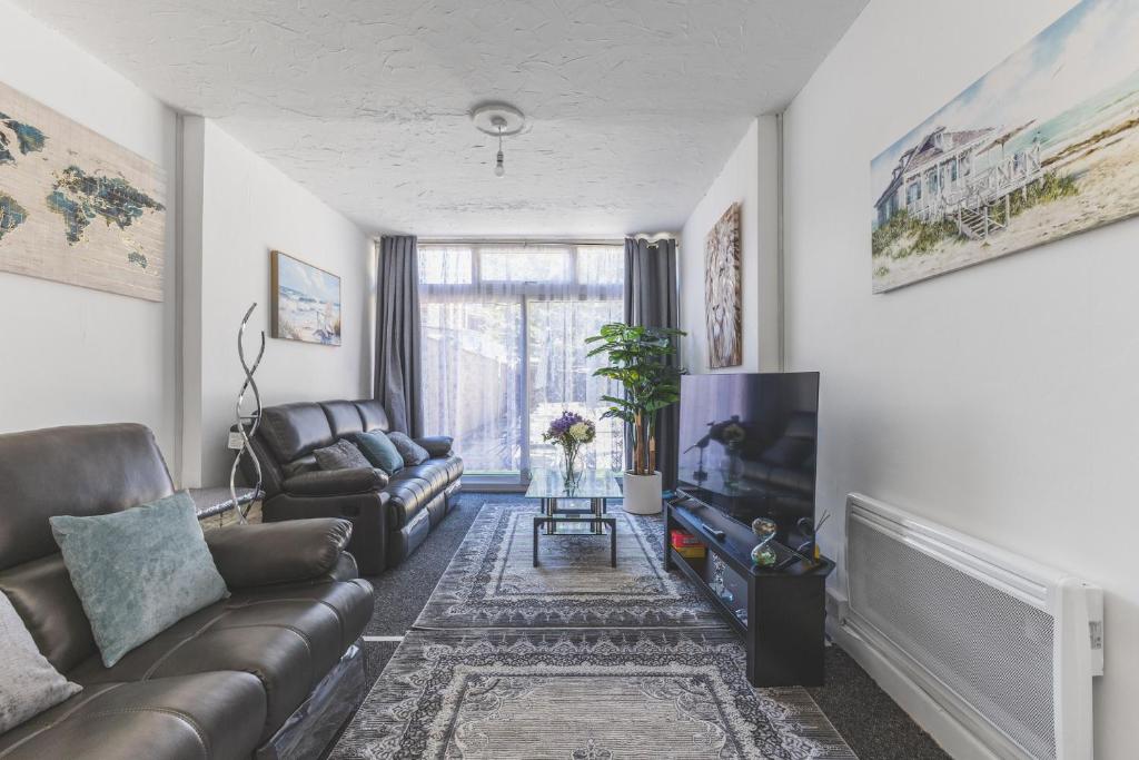 Spacious 5BD Home with Garden and Parking at Hounslow, Cranford