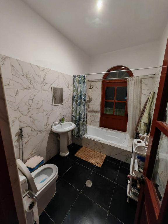 Colonial style house with rooftop - 5