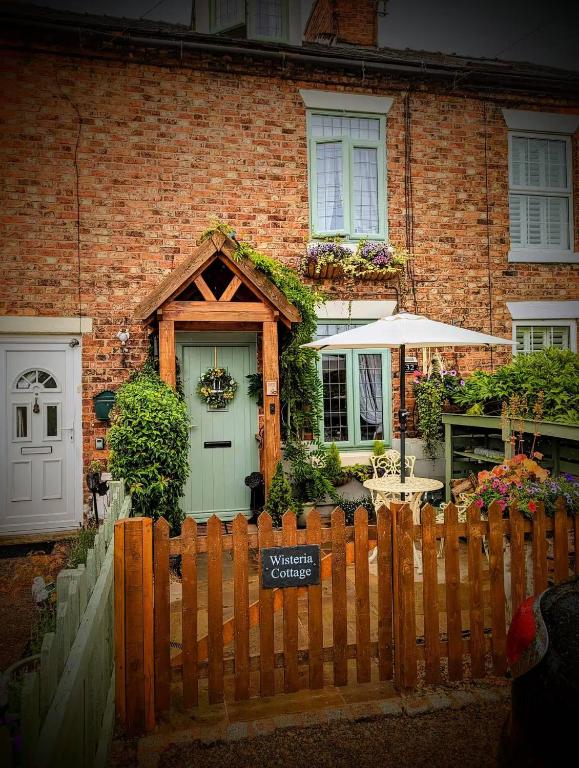 Cosy retreat with hot tub, Nantwich