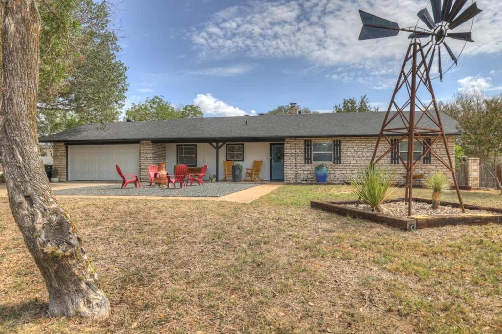 Eclectic Fun Haus with Hot Tub - 3 Min Drive to Main, Fredericksburg