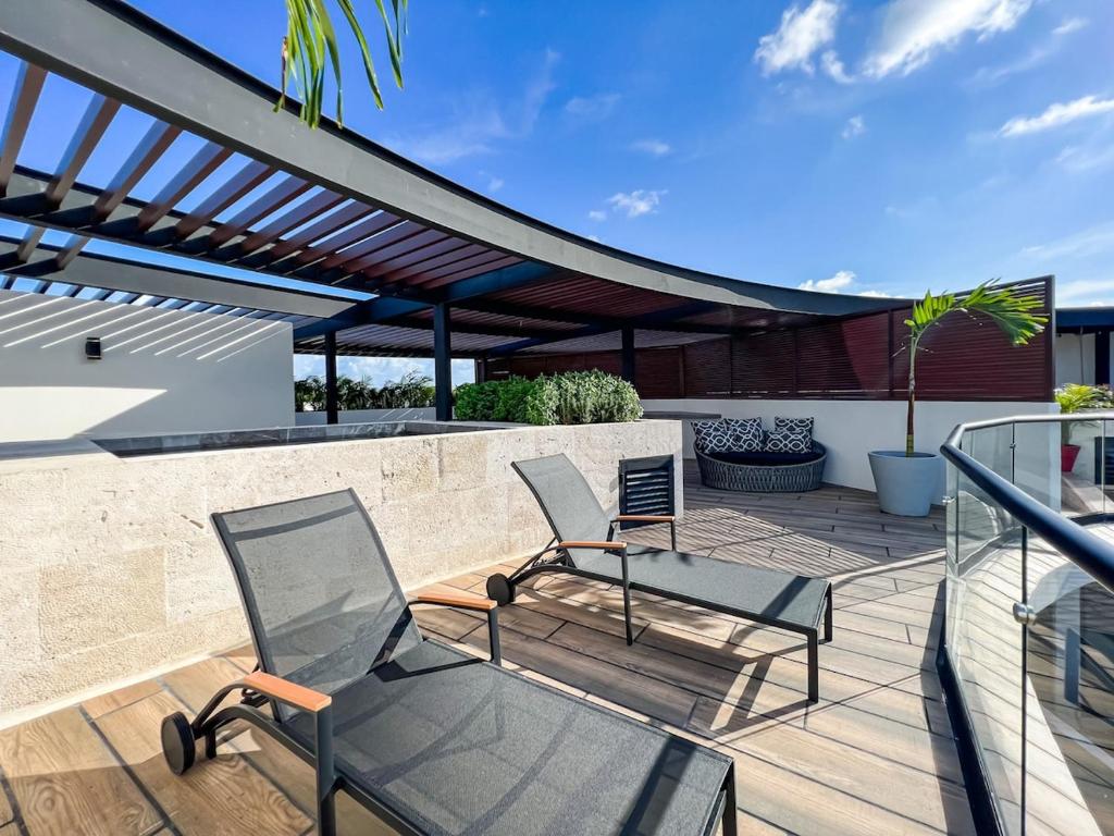 Luxury Penthouse Panoramic Views & Pool - 3