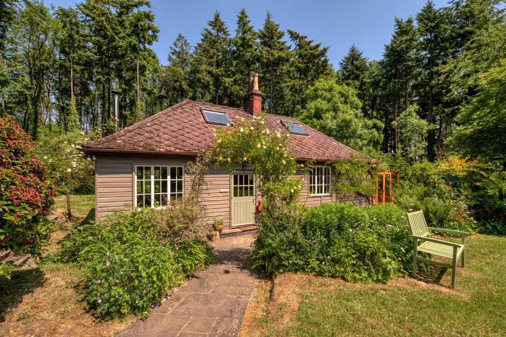 Tranquil Woodland Cottage, 10-Min Drive to Clifton, Pill