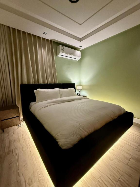 An elegant Cozy Studio with Separated Seating area Alyasmeen استديو بتصميم انيق ومريح و صالة جلوس منفصله في الياسمين, Rijád