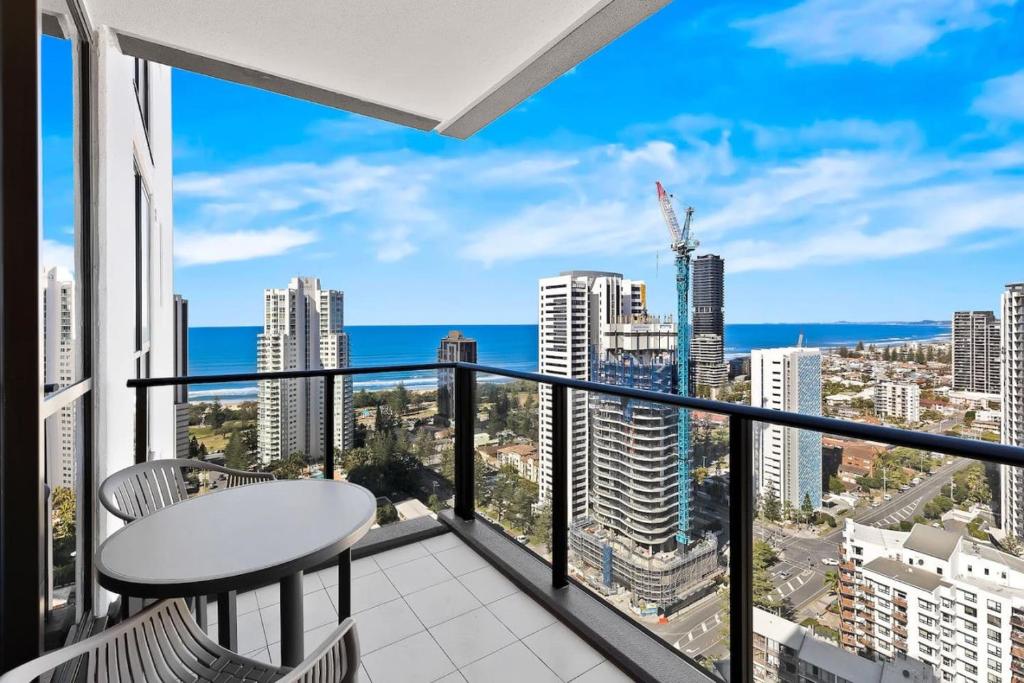 Broadbeach 2BR Ocean View Apt & Walk to Kurrawa Beach AVani 2706, Gold Coast
