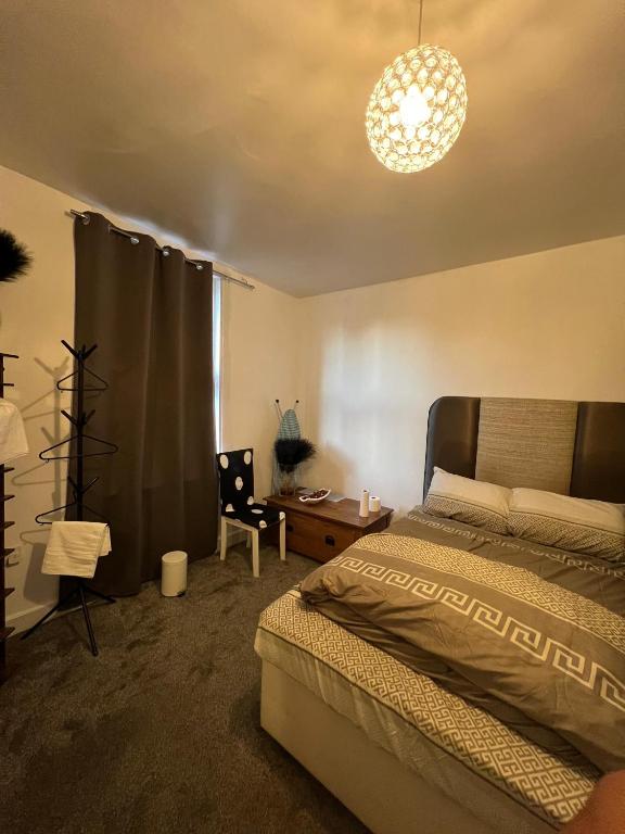 B&H Stays, Thames Ditton