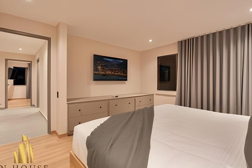 Premium Getaway with Private Jacuzzi - 3