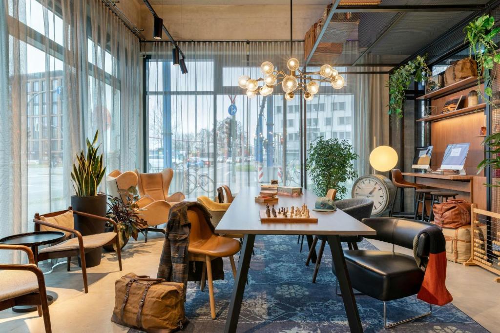 モクシー ベルリン オストバーンホフ (Moxy Berlin Ostbahnhof) フロント・ロビー
