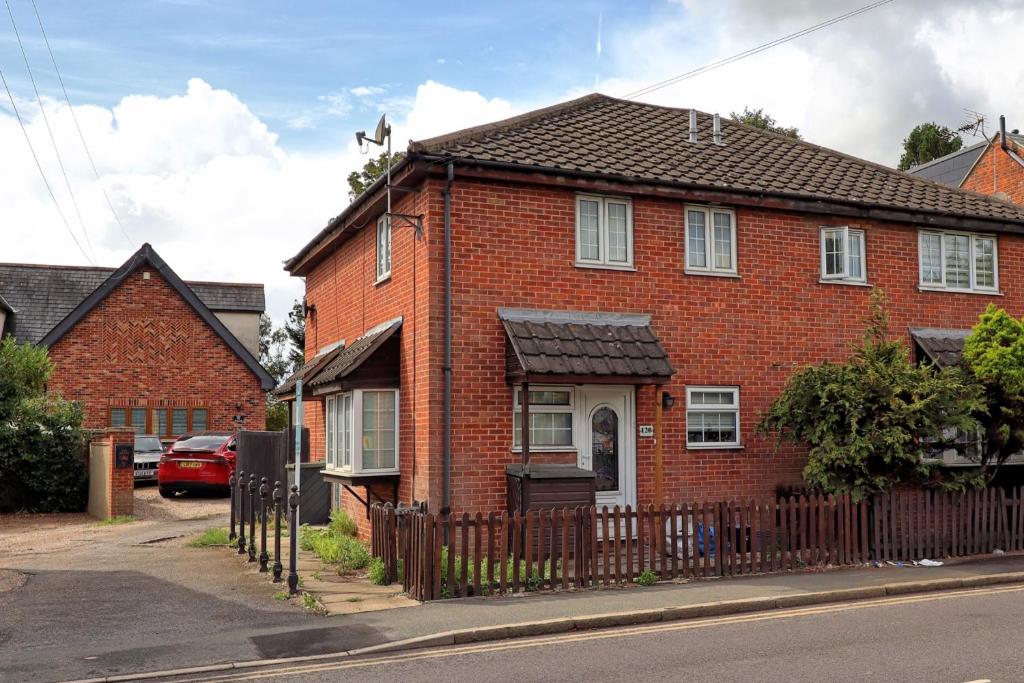 Quirky 2-Bed Brentwood Home Near High St & Station - With Parking, Brentwood