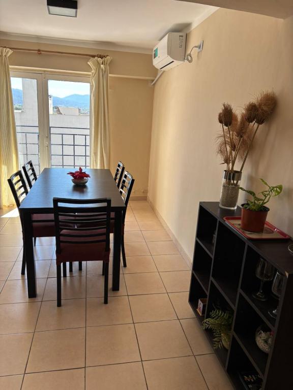 Amplio depto a estrenar a metros de plaza principal - 2