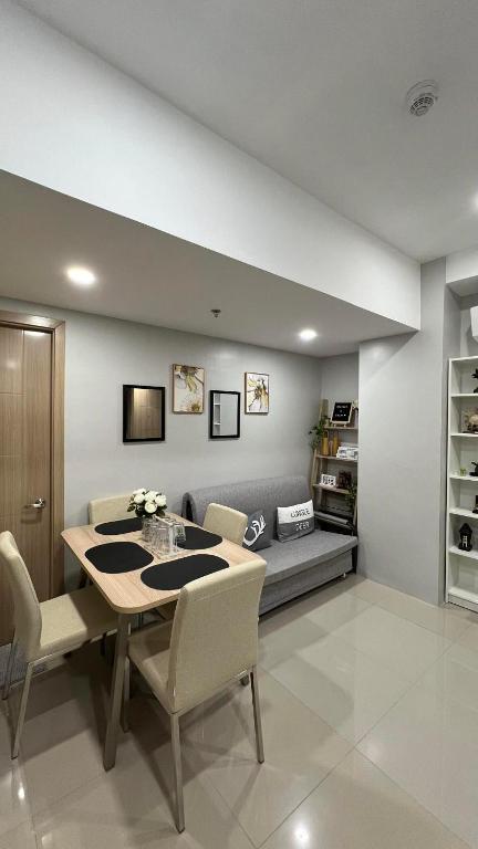 Stadium View Homecation, Capas