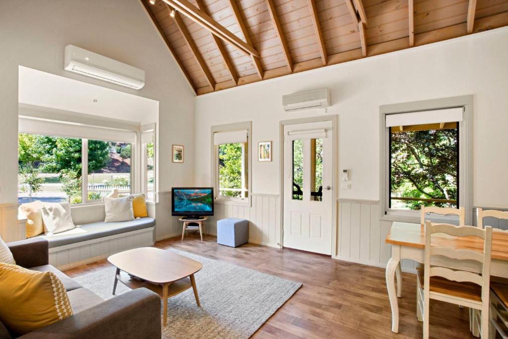 Autumn Abode Cottages - Two, Bright