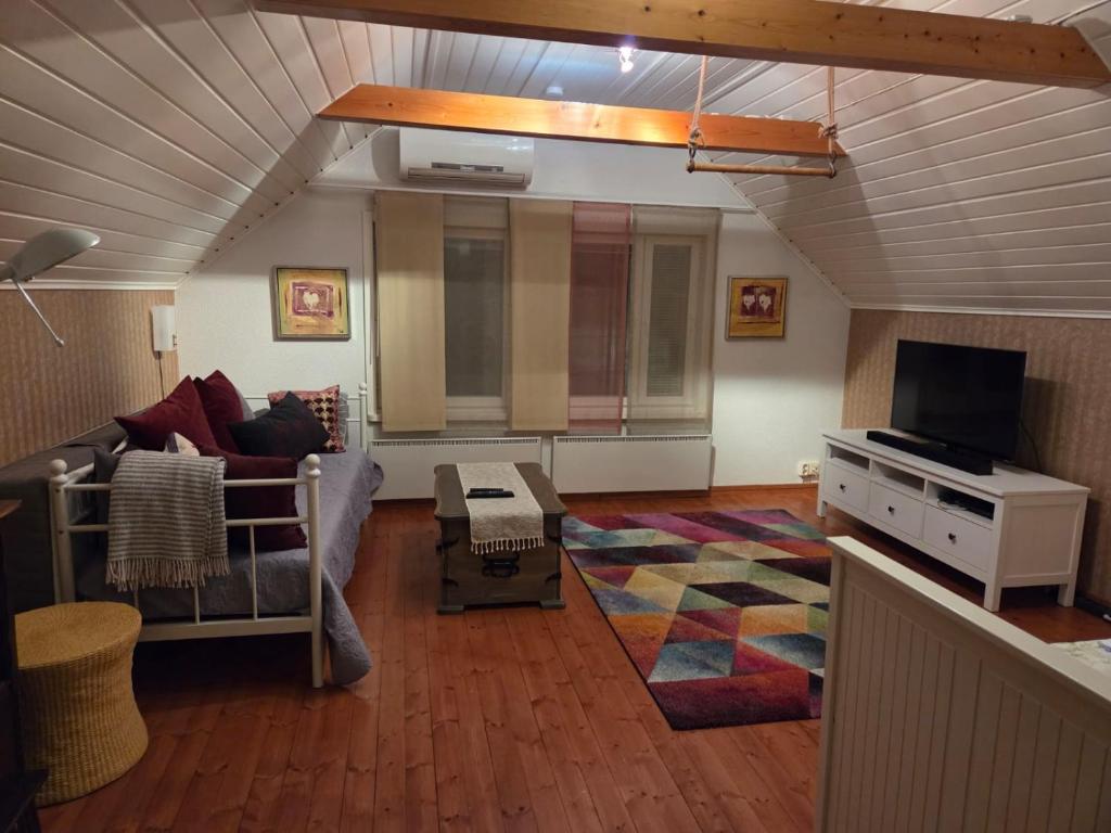 Guesthouse Onnia, kattohuoneisto Siurossa, Siuro