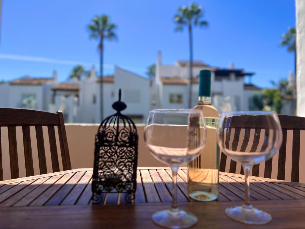 Beachfront Apartment - Pool - 2min to Beach - Free Parking & Fast WiFi - 4